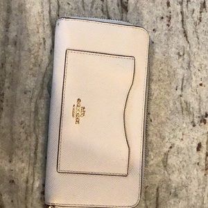 Coach wallet. Bone color